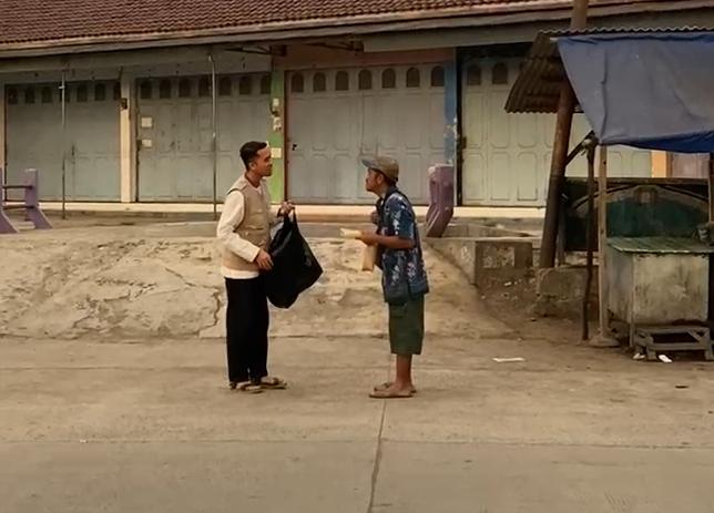 Berbagi Makanan Jalanan